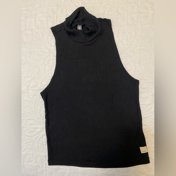 Vuori Black Cove Funnel Top - Picture 7 of 7